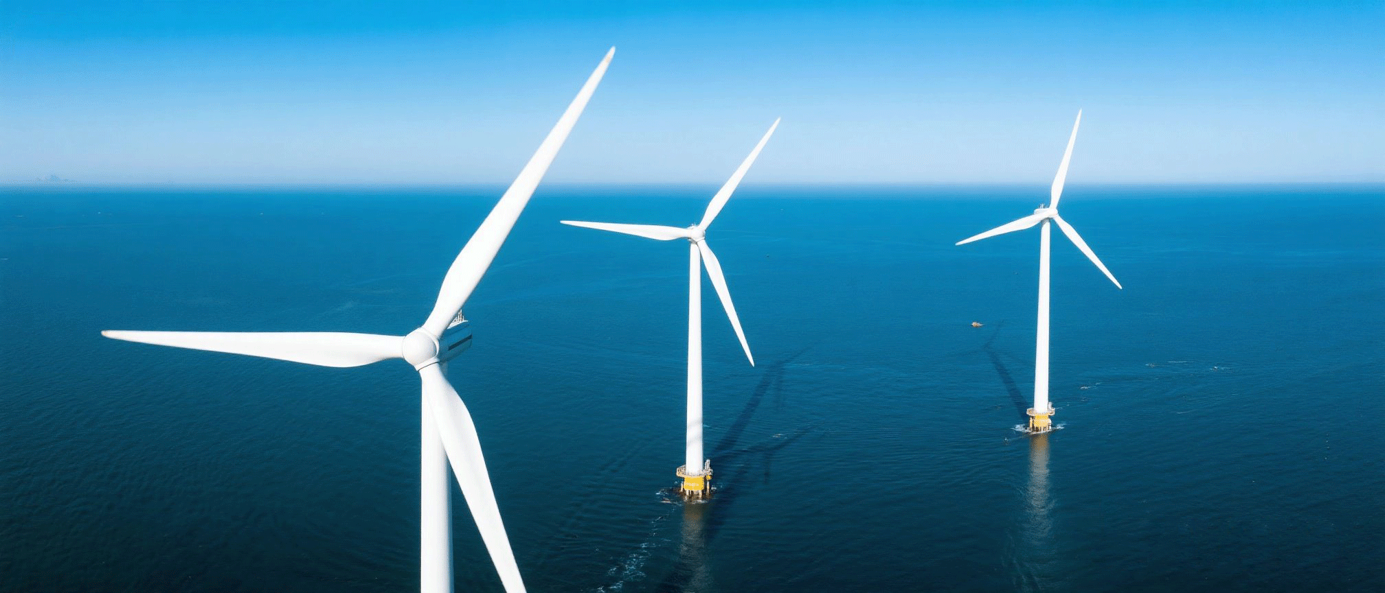 Jimeng-2025-06-26-7398- 三台硕大的风力发电机组在海上 ， 占据画面的 4 分之 3 ， 天空湛蓝