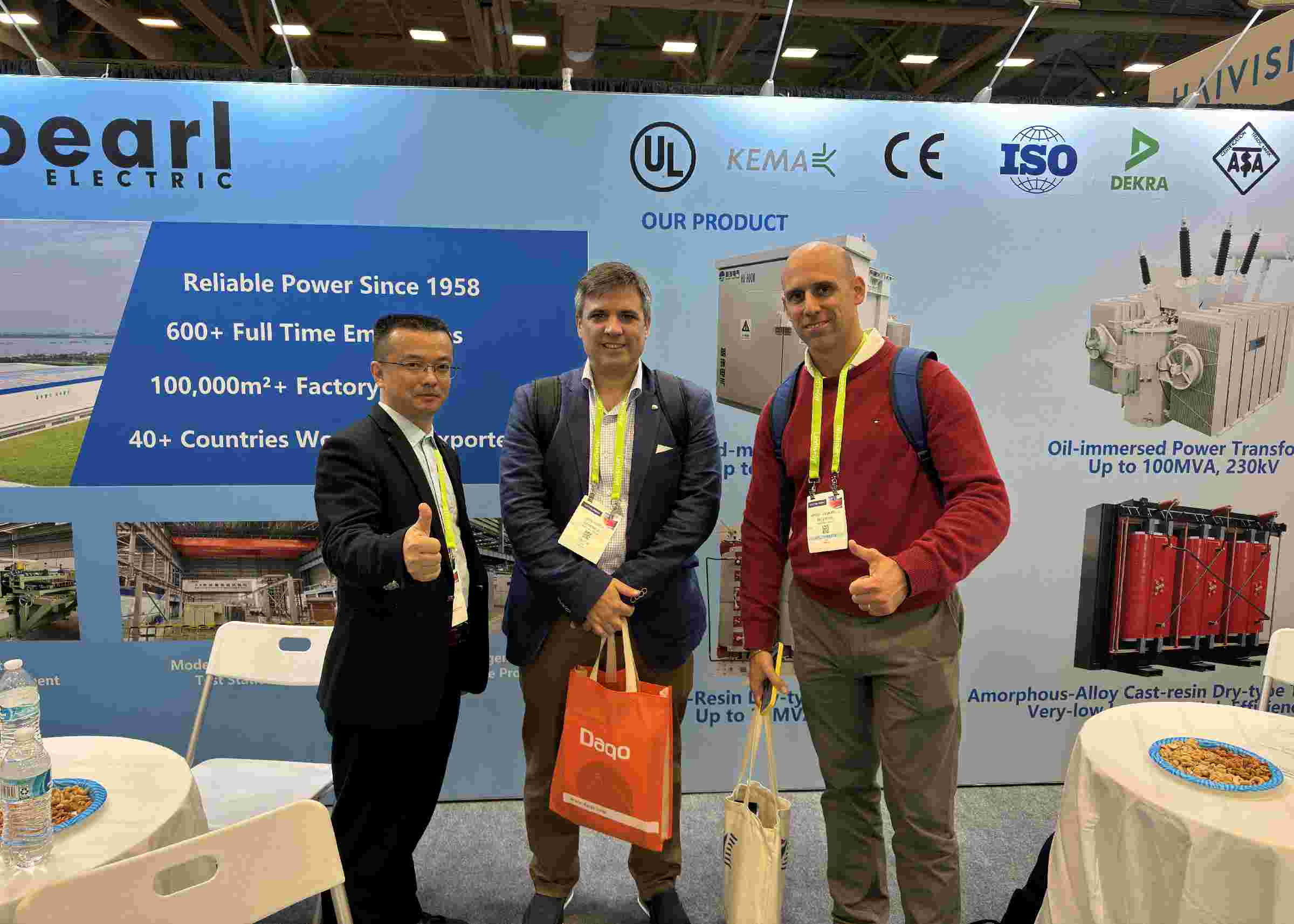 Ing&eacute;nieur commercial de transformateurs posant pour une photo avec un client