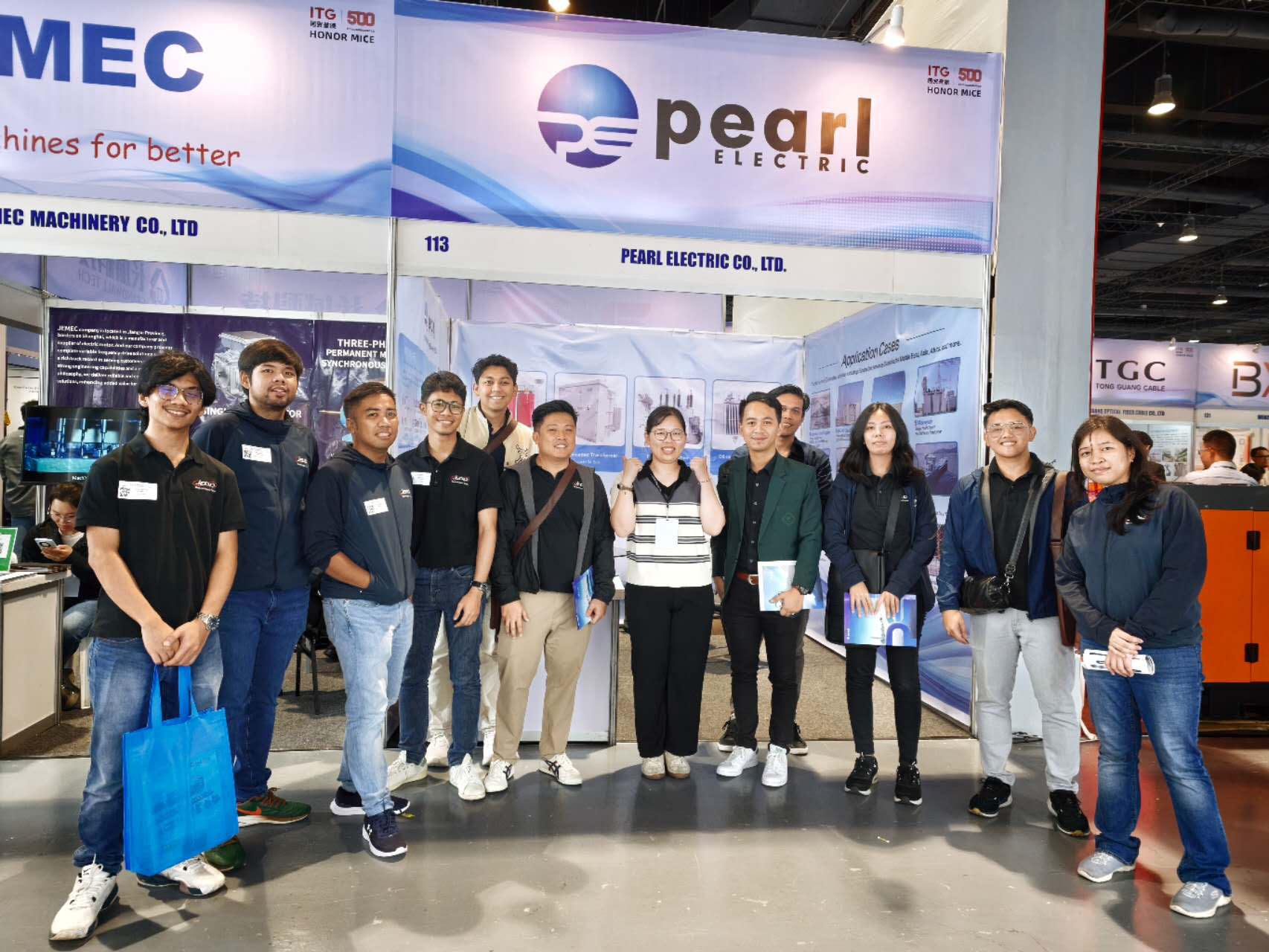 Ing&eacute;nieur commercial de Pearl Electric Transformer posant pour une photo avec un client