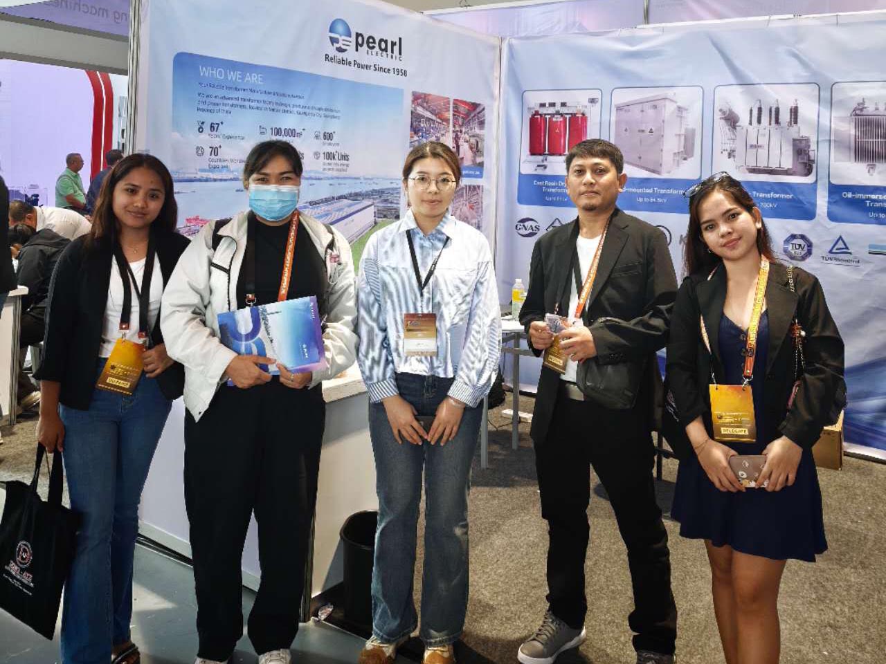 L'ing&eacute;nieur commercial des transformateurs Pearl Electric pose pour une photo avec un client des Philippines